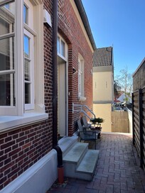 Seperater Eingang rechts vom Haus