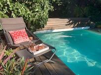 Le goûter au bord de la piscine