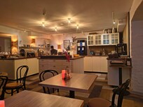 Frukosten serveras en trappa ned från receptionen. Mysigt!