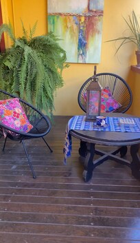 Pequeña terraza fuera de la habitación