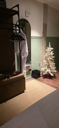 They had a cute Christmas tree in my room!