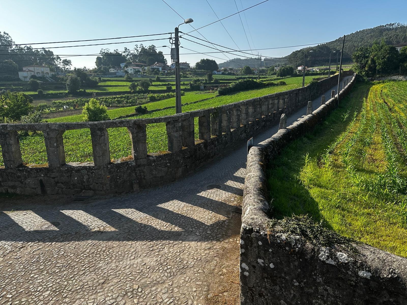 Een oud aquaduct op weg er naar toe.