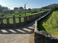 Een oud aquaduct op weg er naar toe.