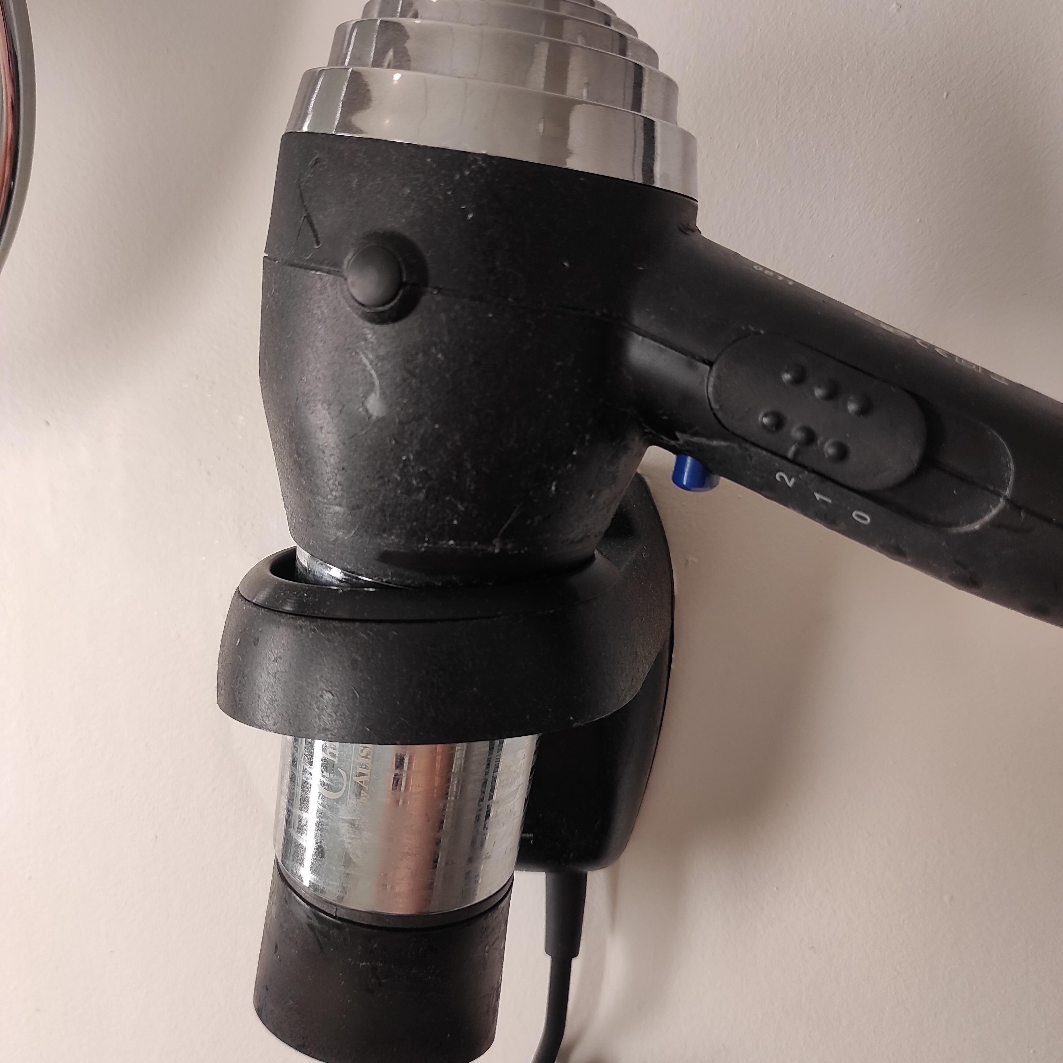 Fön im Badezimmer klebt wenn man ihn nur berührt 