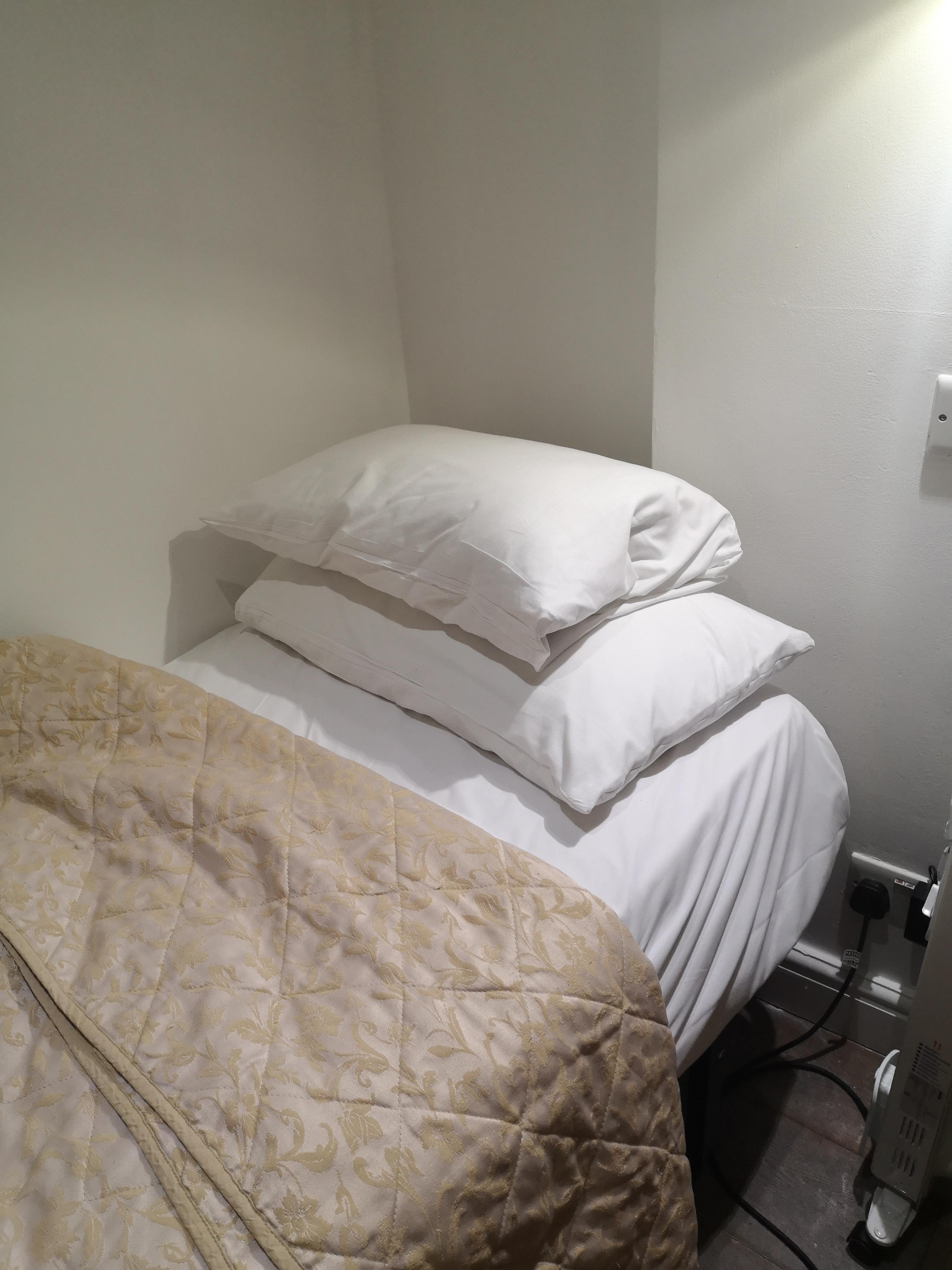 "bedroom"