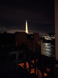 Vue de la fenĂȘtre de la suite Eiffel