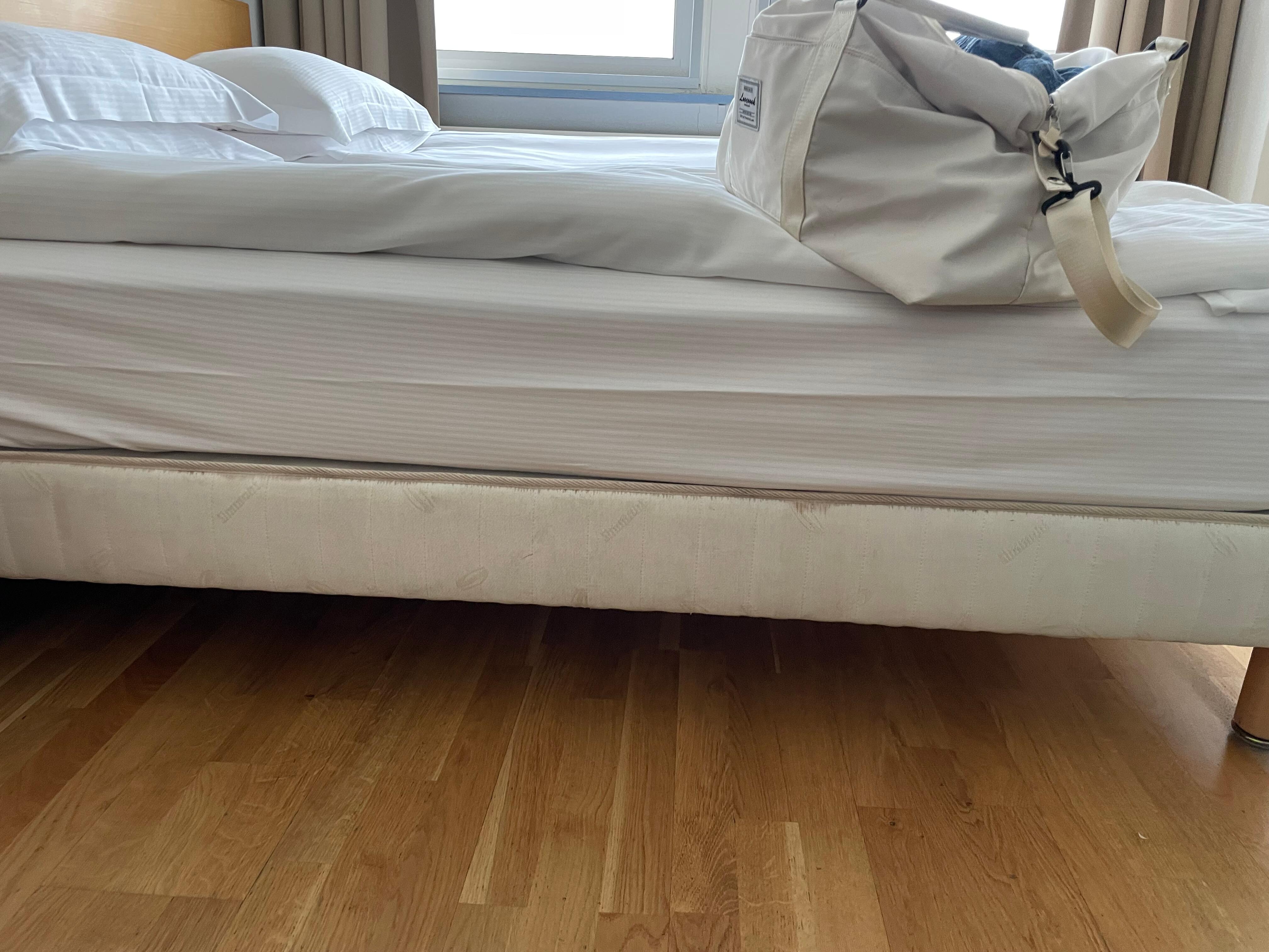 Keine Umrandung ums Bett, sondern freien Blick auf die vergilbte Matratze