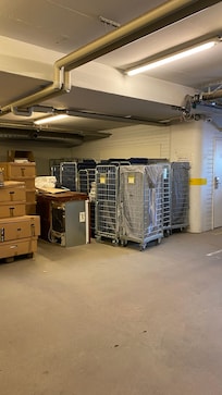 Liinavaatteita säilytettiin autotallissa..