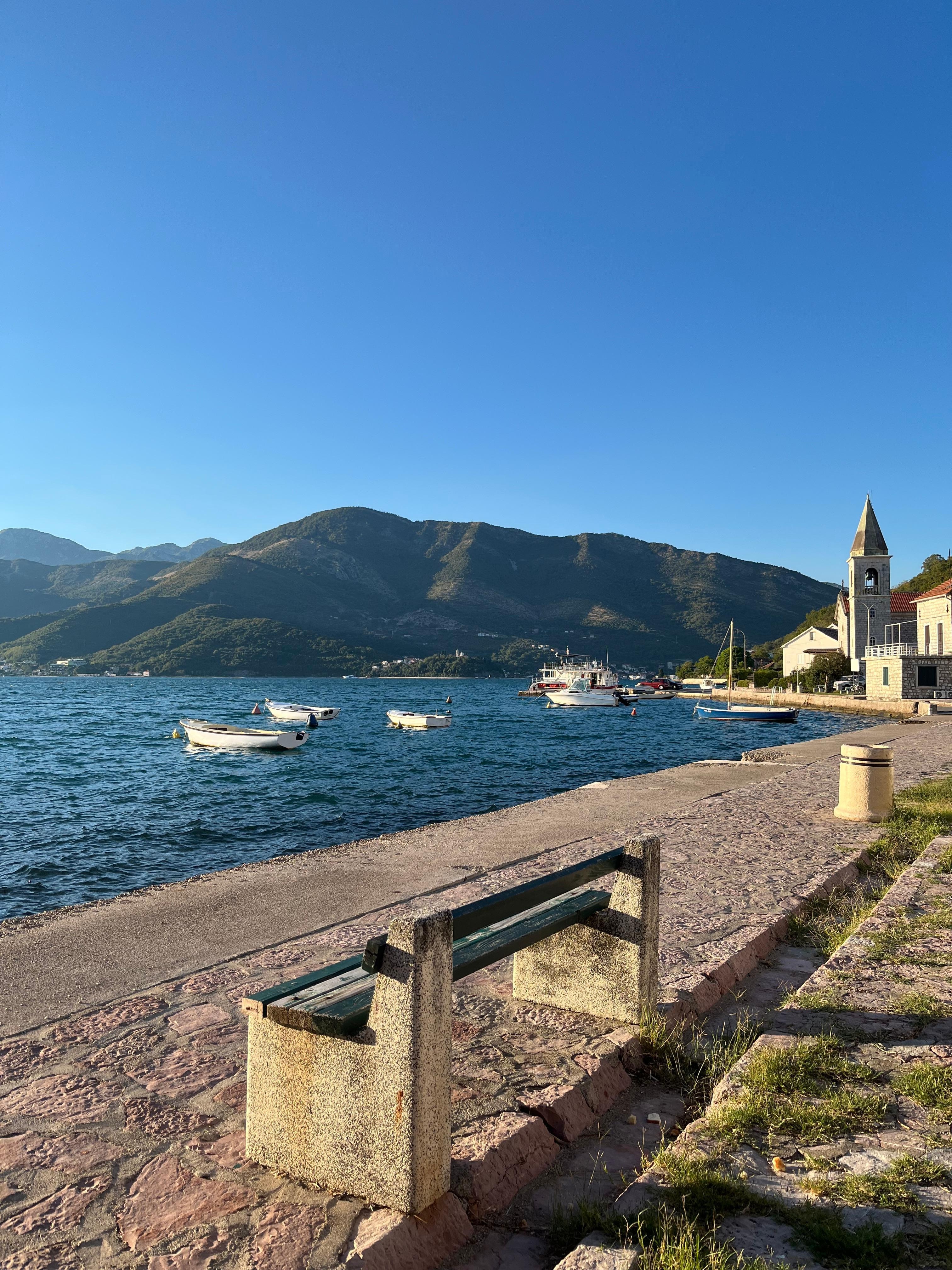 Strandpromenaden och hotellet är bakgrunden