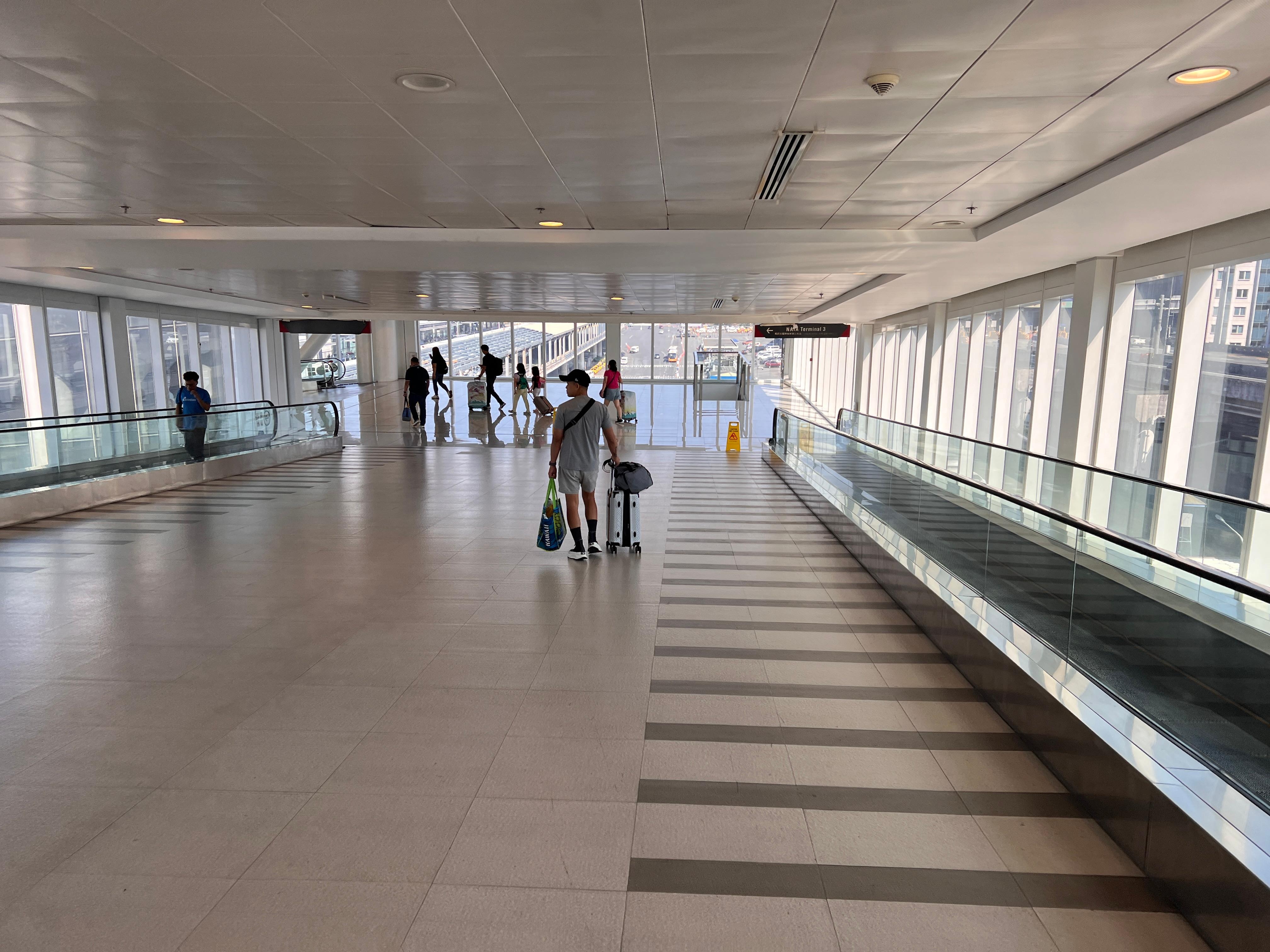 Pedestrian bridge to terminal 3
