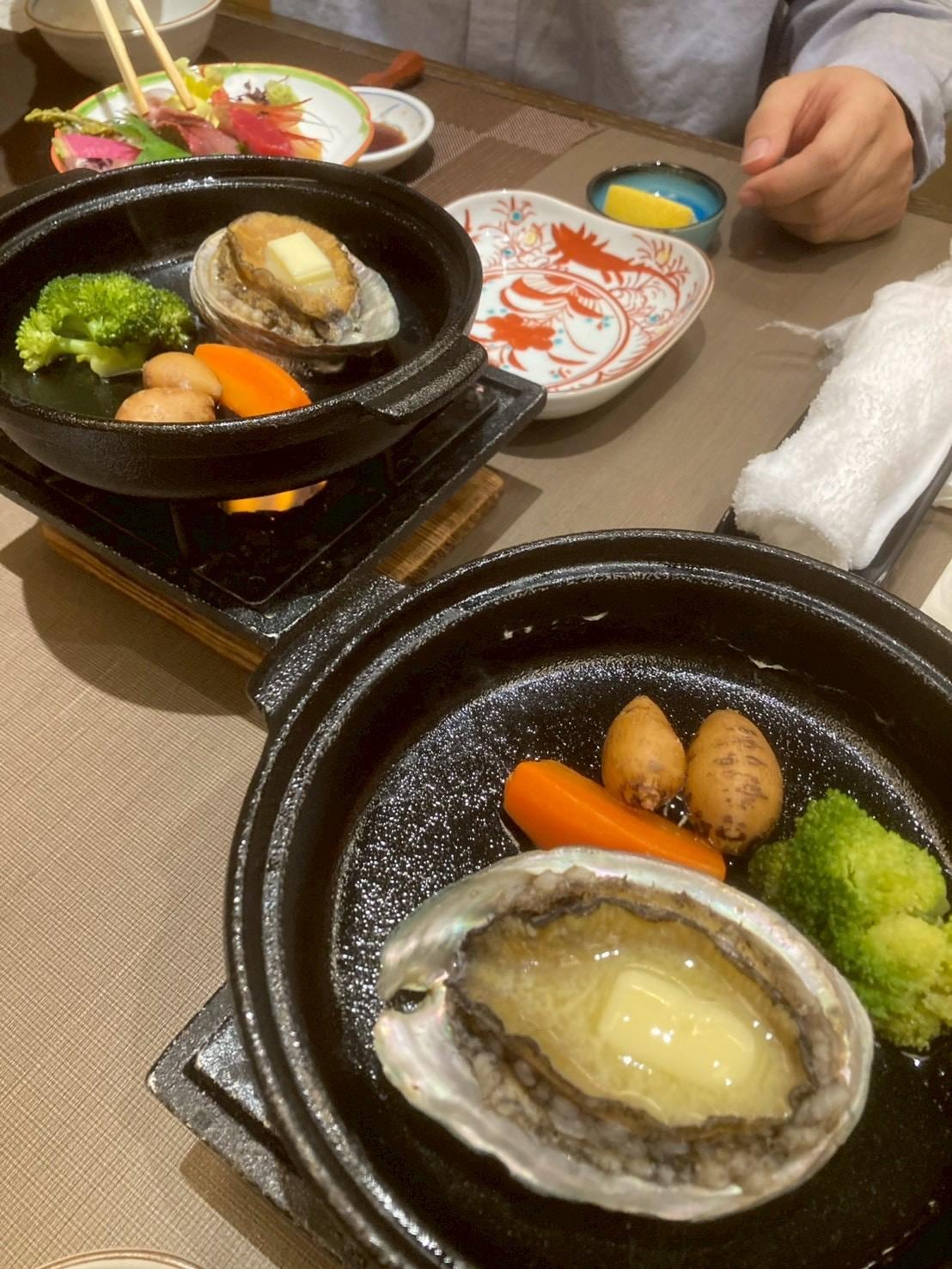 夕食での鮑の姿焼き