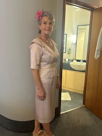 Great bathroom plenty of space to get ready for a wedding