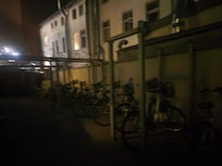 Fahrradabstellplatz bei Nacht Ankunft aber abgeschlossen und sicher.