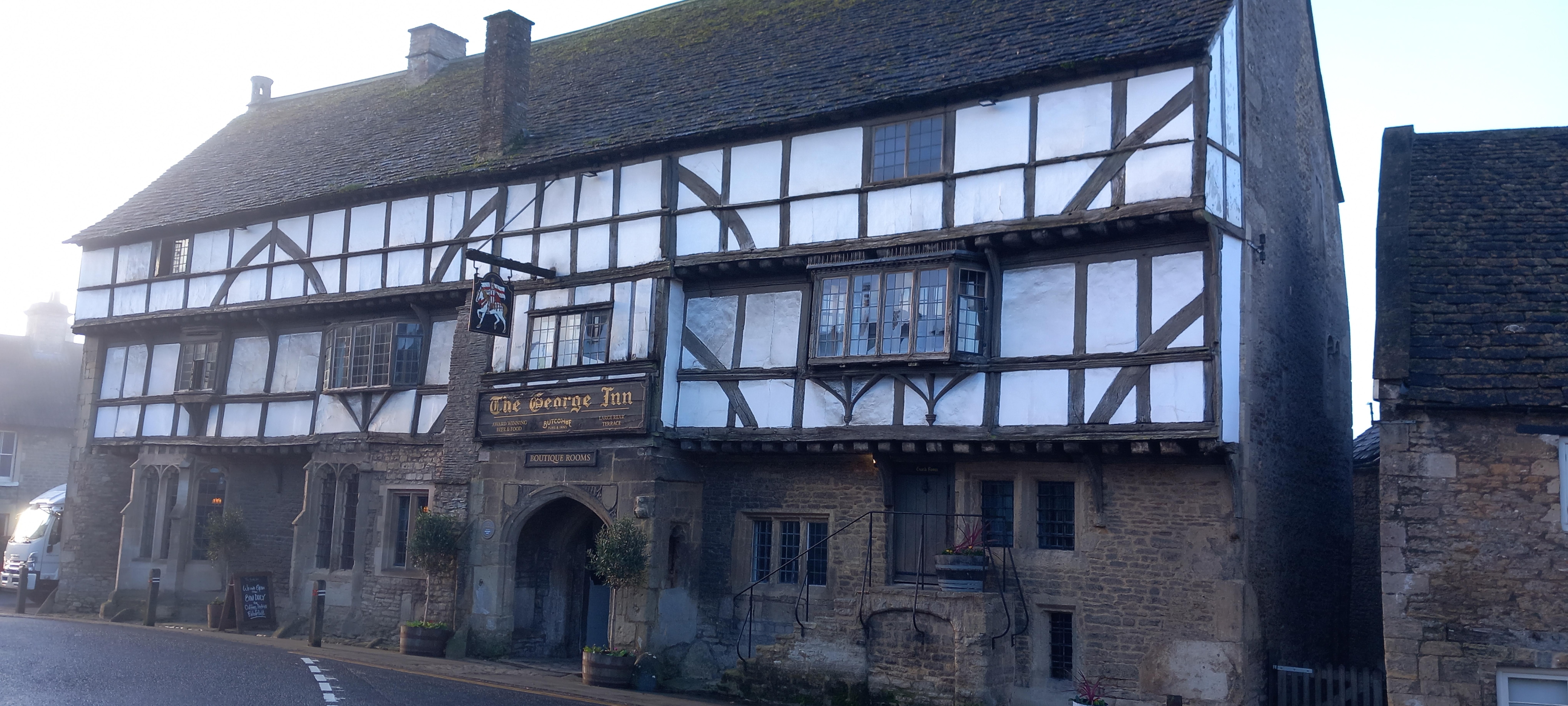 L'hôtel vu de la rue