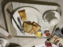 Sem café, sem leite, sem torrada, pão na chapa, que não foi pedido e geleia de pimenta.