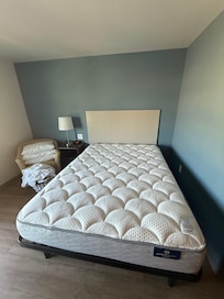 Queen bed (I always remove bedding when checking out)