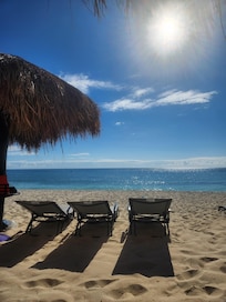 Chaises longues et palapa inclus