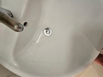 Vasque cassée, pas de produits, même une petite bouteille d'eau en pleine chaleur de juillet