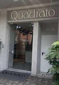 La entrada en las noches está bien iluminada. Tiene control de acceso 24/7.