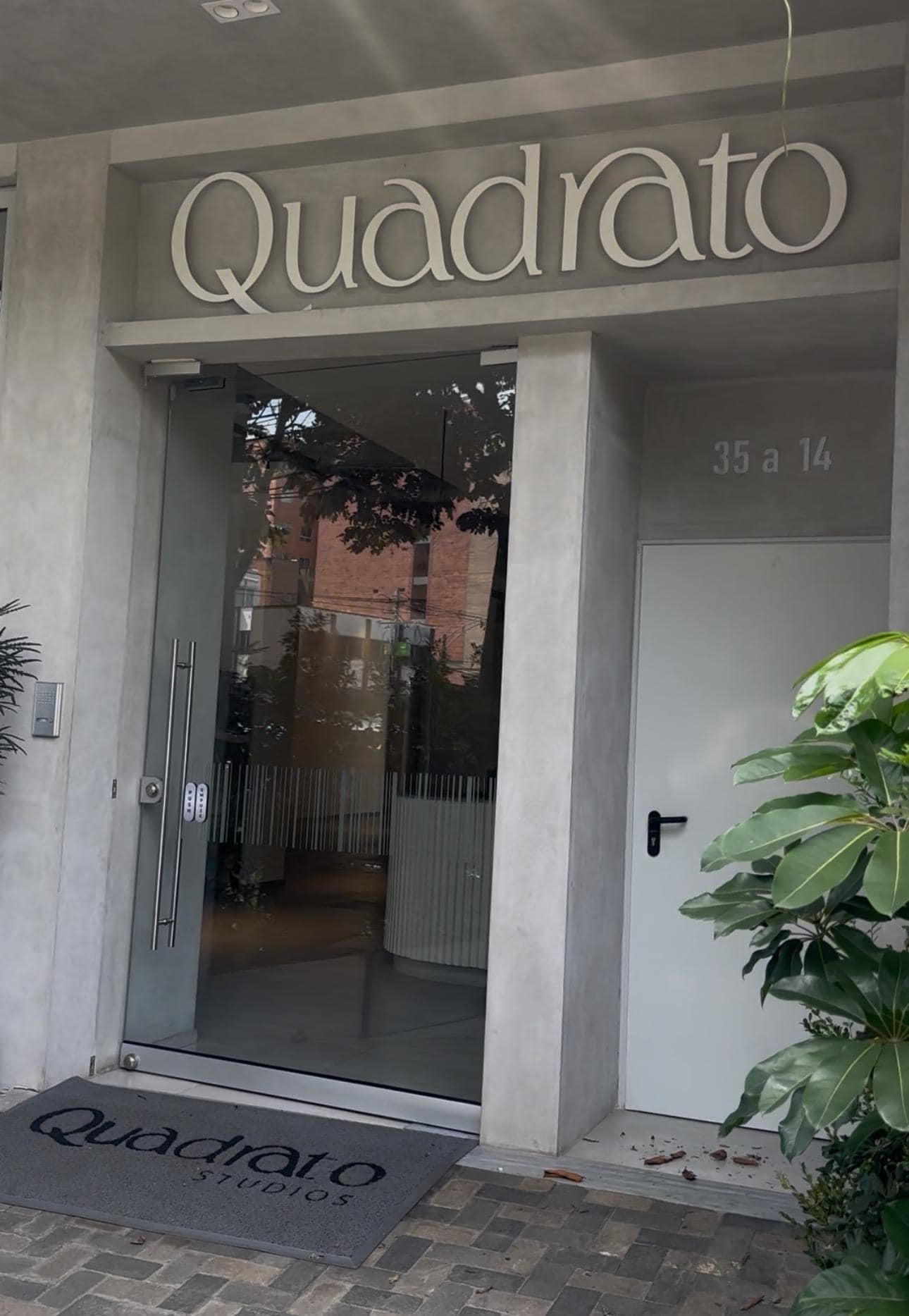 La entrada en las noches está bien iluminada. Tiene control de acceso 24/7.