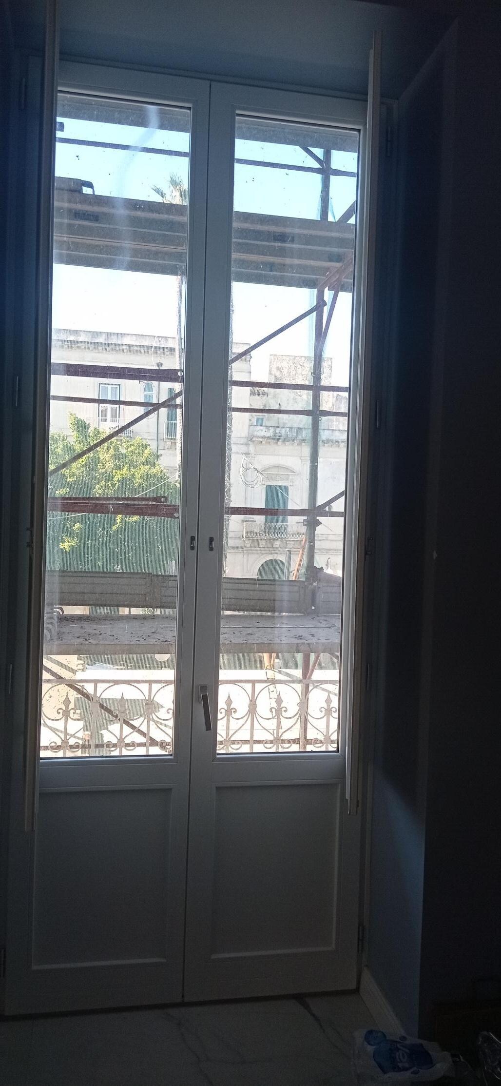 Seit mindestens 2 Jahren Baugerüst vor allen Fenstern, Information dazu kam nach Buchung, Bitte um Fotos des Gerüsts nicht erfüllt, Preisreduktion um  15% erwies sich bei Ankunft als vollkommen unzureichend