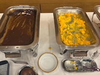 左はカレーで空のまま。右は干からびたスクランブルエッグ