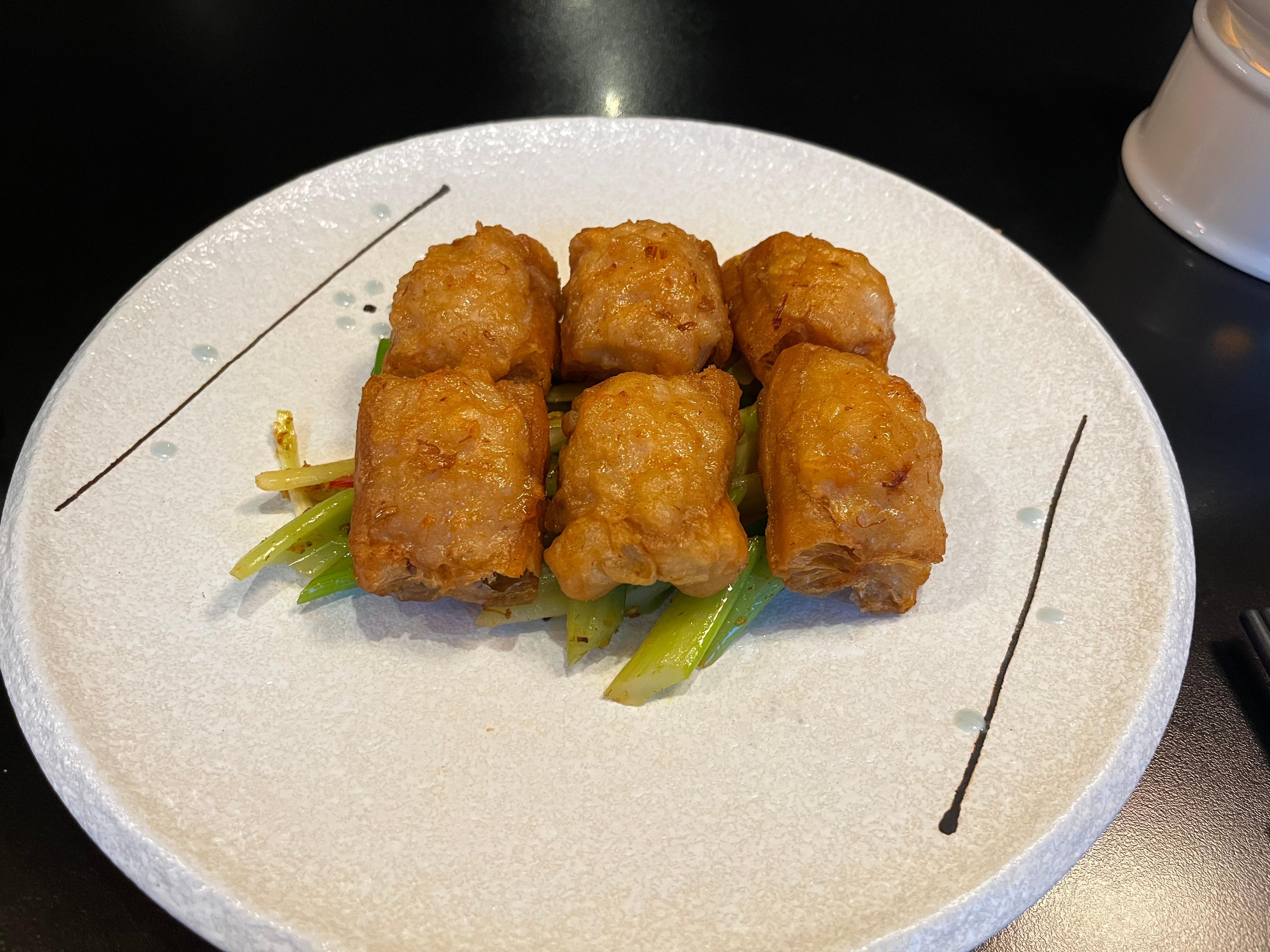 エビの揚げ物、セロリの炒め物