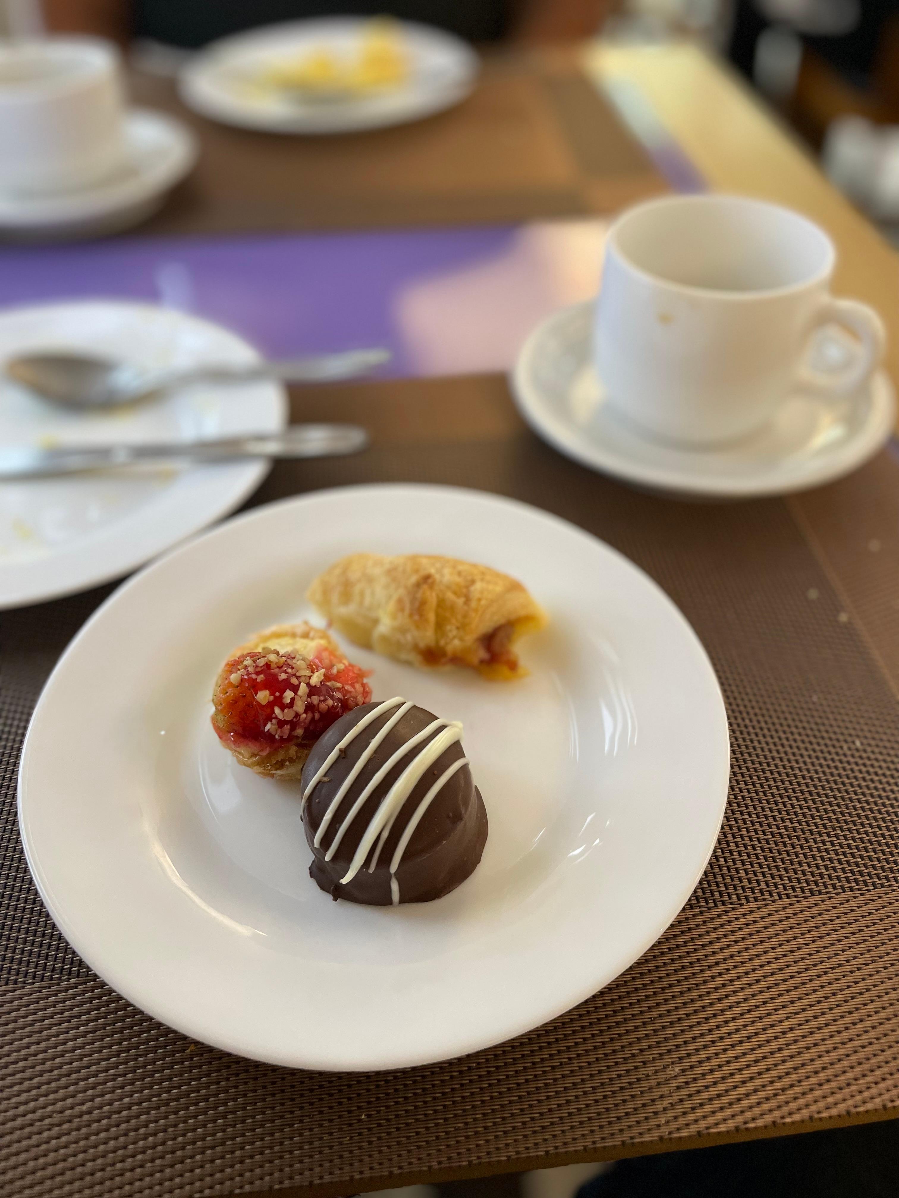 Café da manhã bom, com variedades mas sem exageros