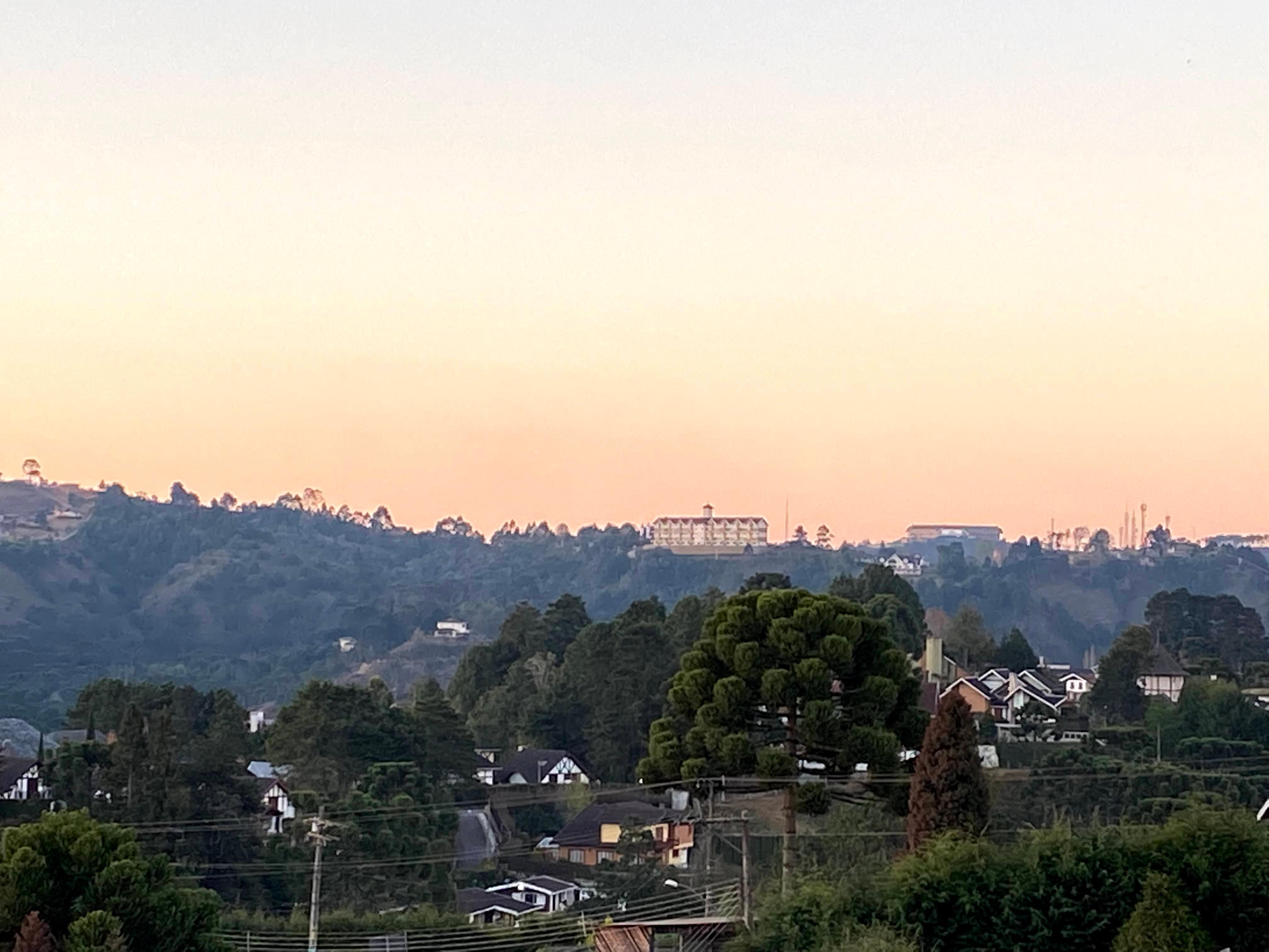 Vista da área comum com uma varanda voltada para a cidade.