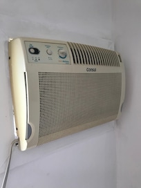 Ar condicionado precário.