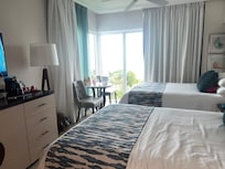 O quarto garante conforto, ótimas camas, frigobar e cafeteira e coffee mate gratuito