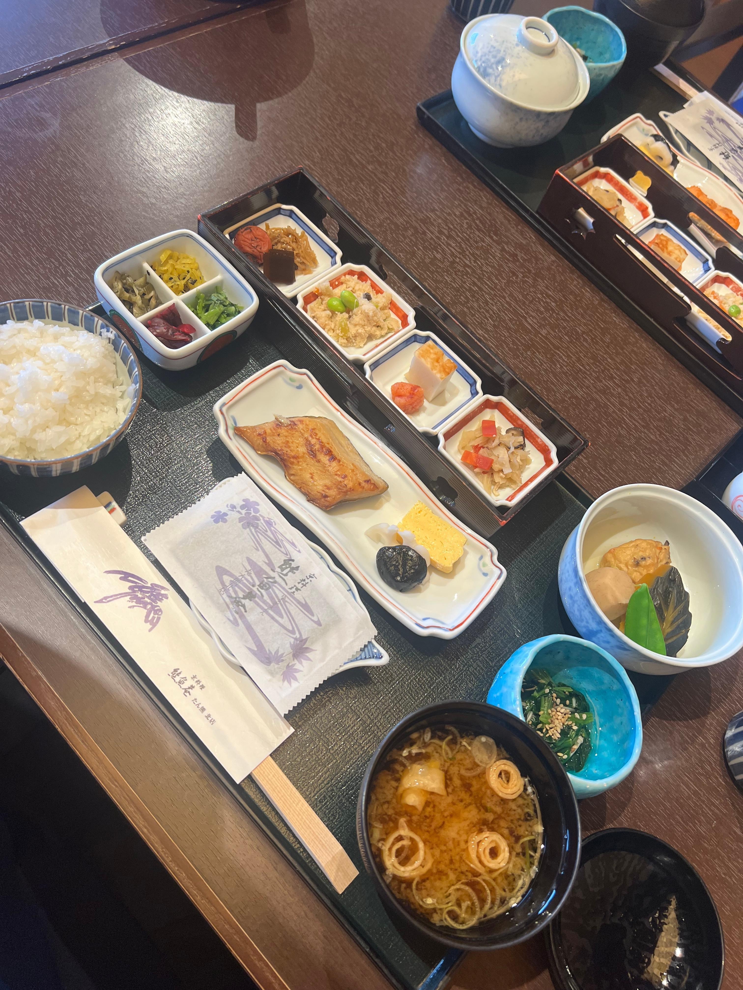 たん熊北店さんの朝食。茗荷のお味噌に感動!