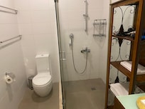廁所 馬桶跟淋浴設備
