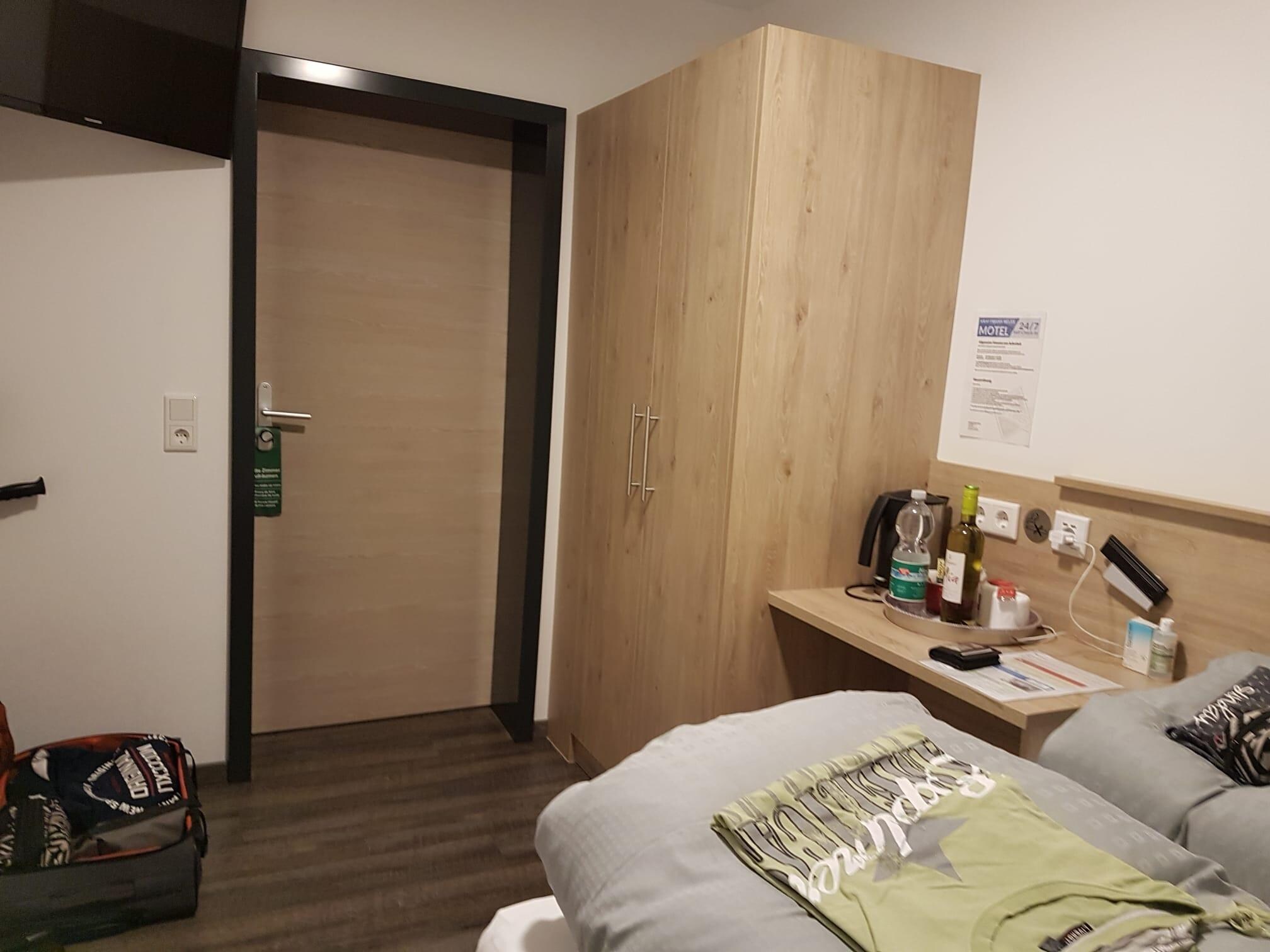 Eingang Zimmer TV und Betten