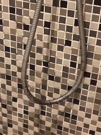 花灑水龍頭連接的水管已發黑發霉