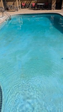 Dreckig und milchiger Pool