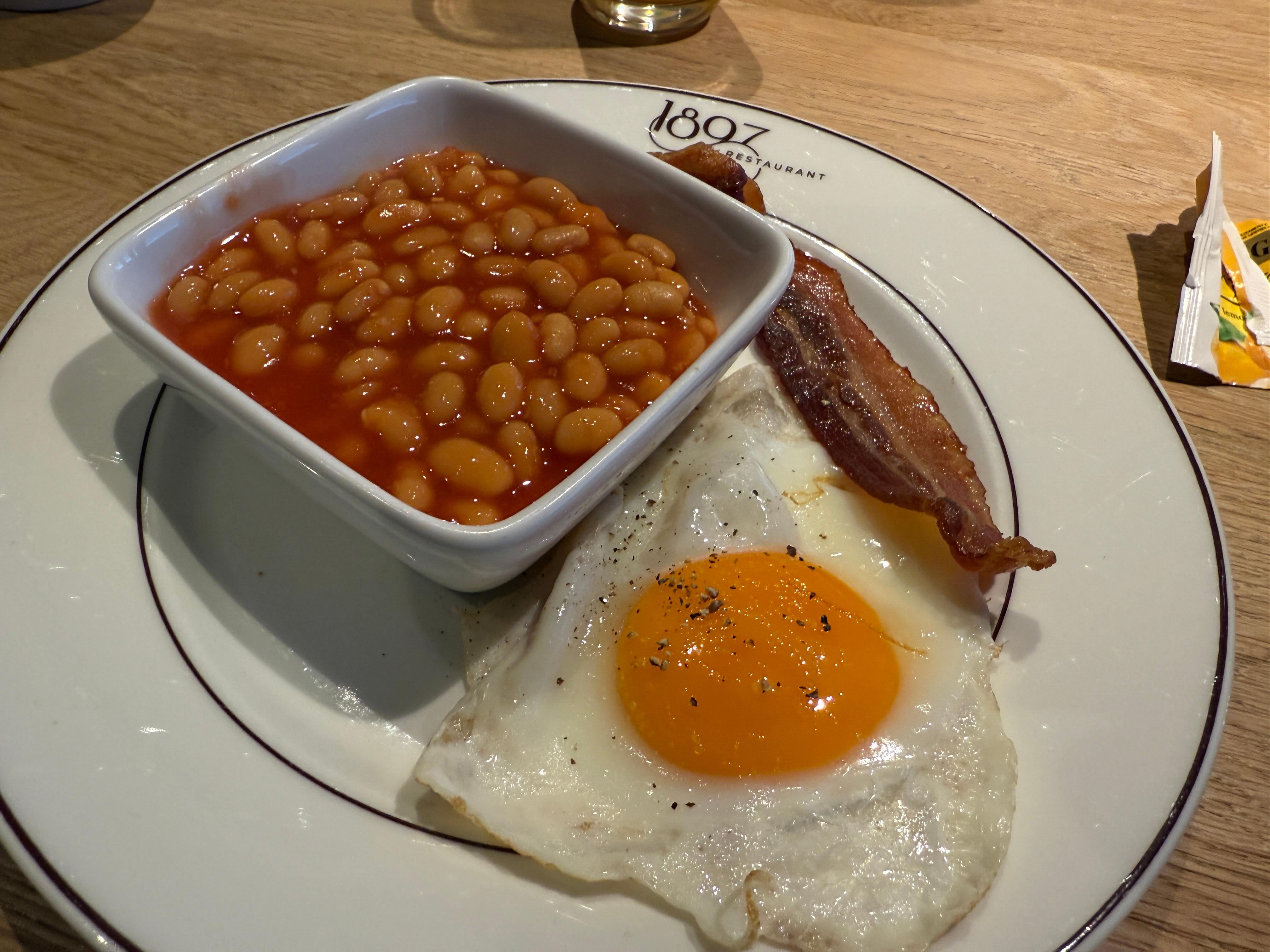 Egg og kun en liten skive bacon med nok tomat bønner.