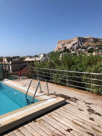 Poolen med utsikt mot Akropolis.