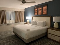 Recámara principal  con cama King Size y pantalla de TV