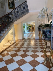 Hotelgang zu Rezeption