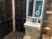 Douche/
Toiletruimte in mindervalide kamer