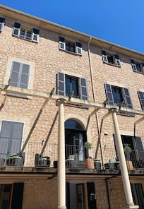 Courtyard view of hotel