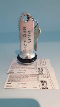 Chave e cartão para uso gratuito nos transportes públicos.