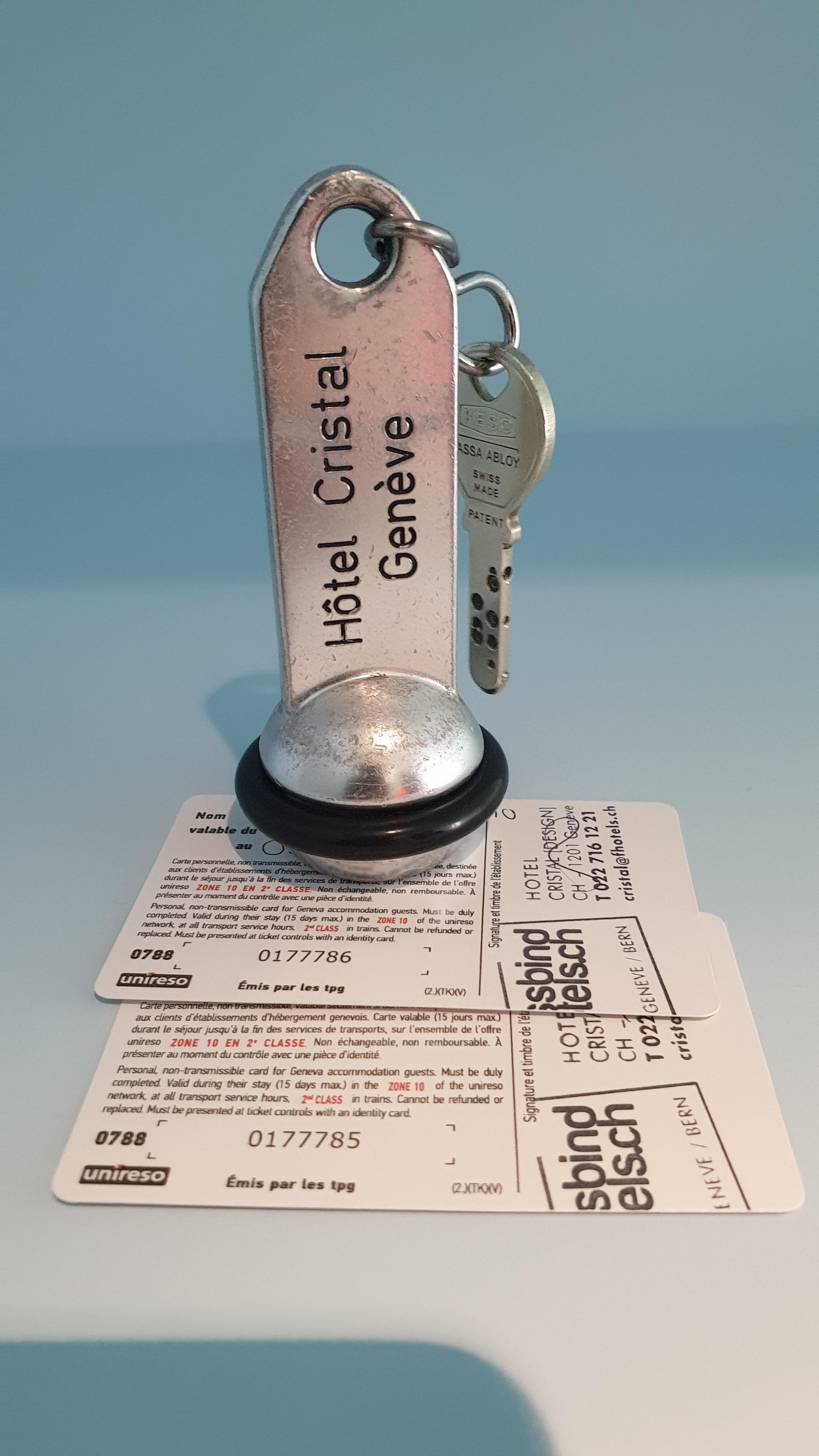 Chave e cartão para uso gratuito nos transportes públicos.