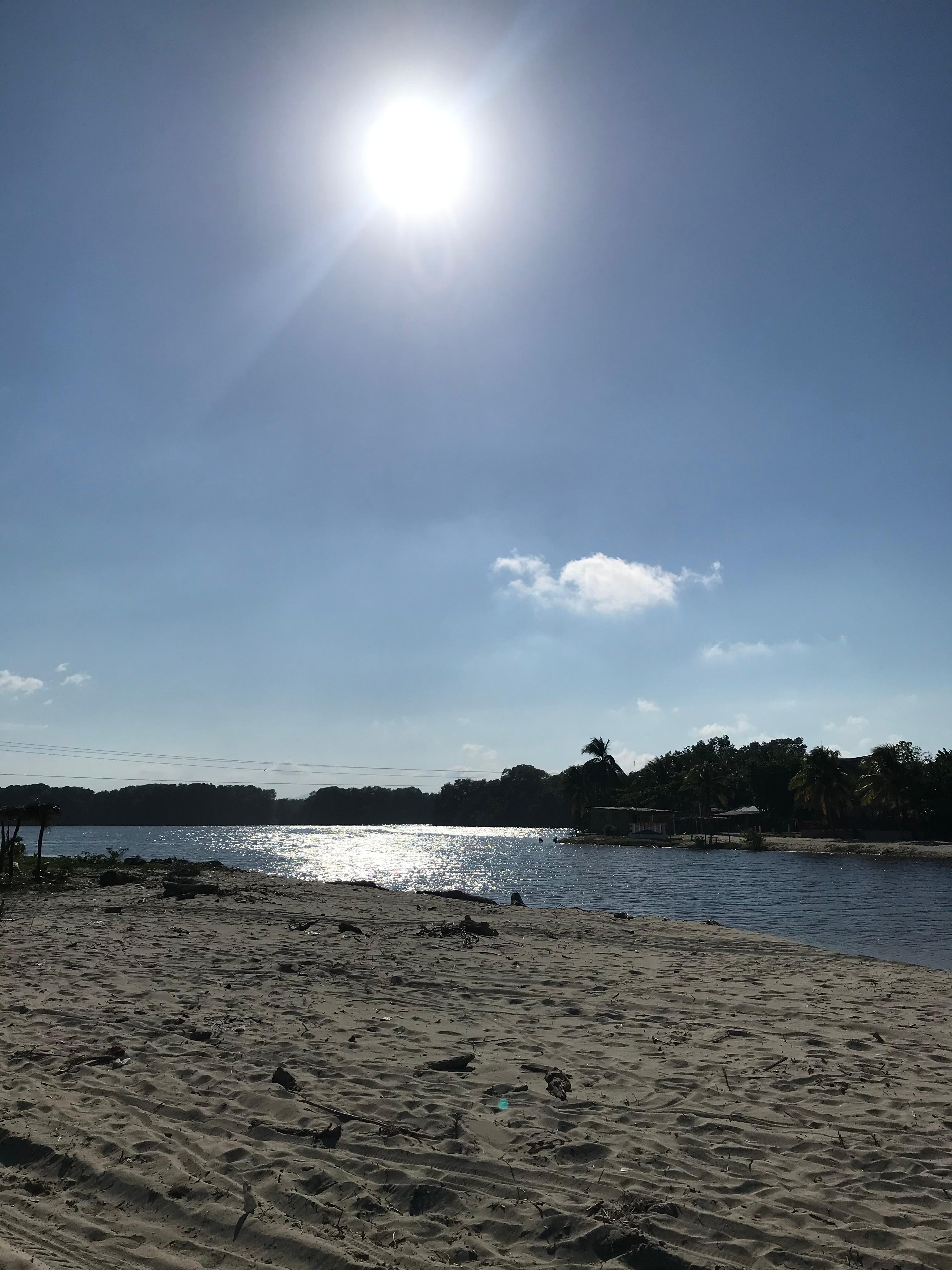 La Laguna de los micos se une al mar justo a la par de la propiedad del hotel