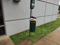 Botes de basura llenos por días.