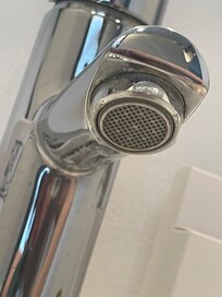 Skitt og tannkremrester på servanten på rommet vårt ved innsjekk.