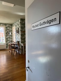 Dörren mellan restaurangen och frukostmatsalen.