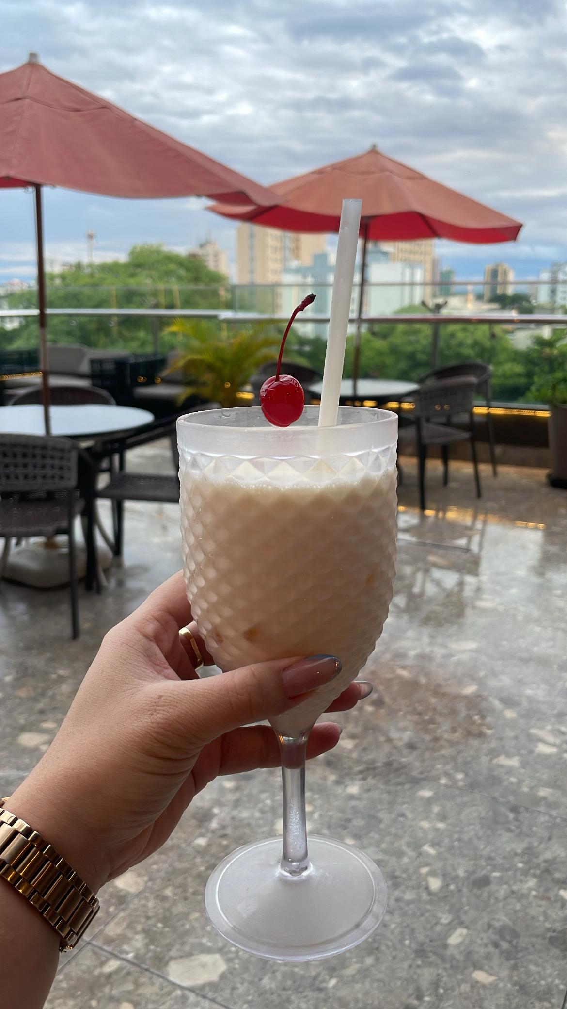 Um pouquinho da vista da piscina e dessa batidinha de maracujá preparada com muito carinho por Maria, estava perfeita! 