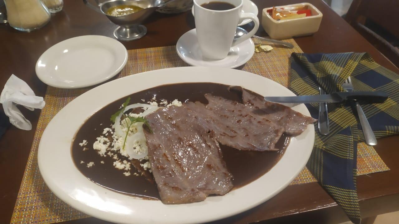 En el restaurante del Hotel, enfrijoladas con tasajo muy ricas y muy buen café